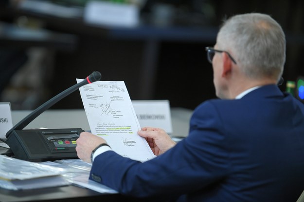 Senator niezrzeszony Krzysztof Kwiatkowski na posiedzeniu senackiej komisji ws. Pegasusa / 	Marcin Obara  /PAP