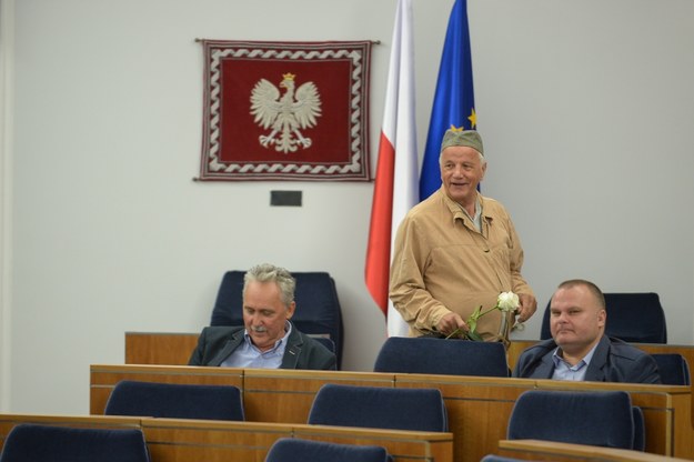 Senator PO Jan Rulewski w więziennym drelichu podczas posiedzenia Senatu, /PAP