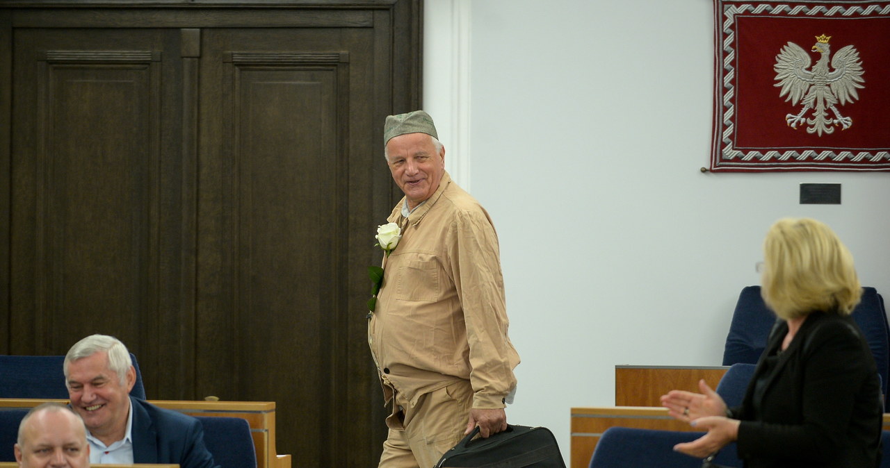 Senator PO Jan Rulewski w więziennym drelichu podczas posiedzenia Senatu