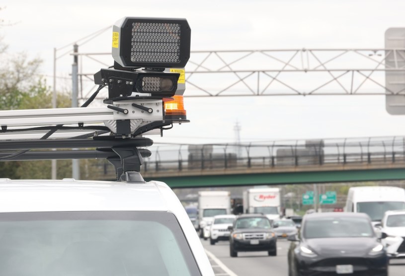 Senator stanu Nowy Jork chce montować obowiązkowe limitery prędkości w autach piratów drogowych /Getty Images