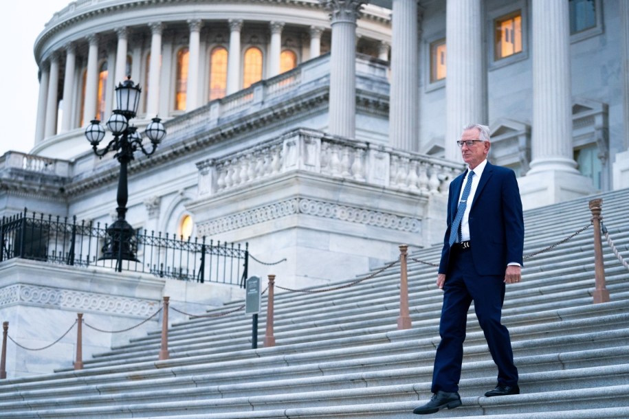 Senator Tommy Tubberville, republikanin z Alabamy, opuszcza Kapitol /ALLISON ROBBERT /PAP/EPA