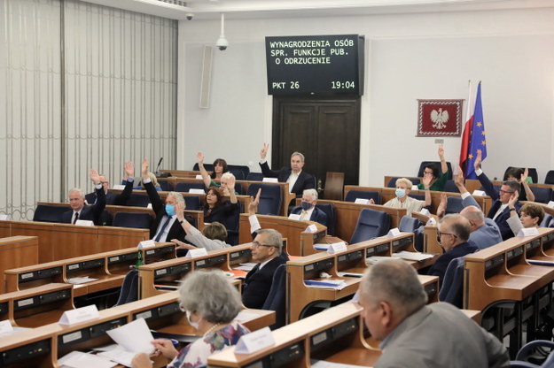Senatorowie głosują nad odrzuceniem projektu / 	Tomasz Gzell    /PAP