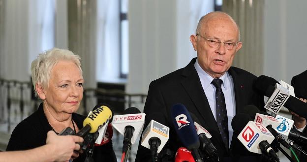 Senatorowie Marek Borowski (P) oraz Magdalena Kochan (L) /PAP