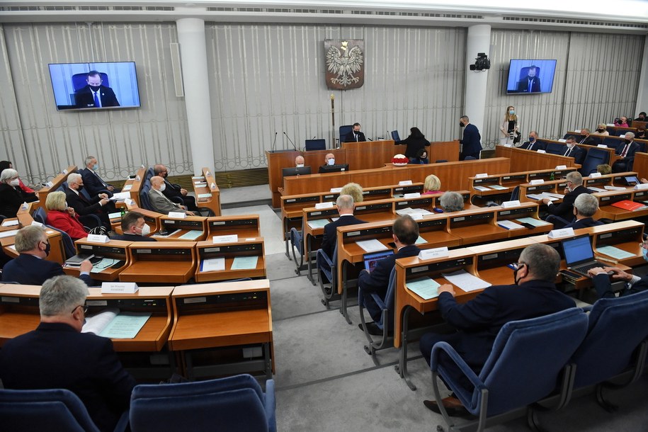Senatorowie na sali obrad podczas pierwszego dnia posiedzenia wyższej izby parlamentu w Warszawie /Radek  Pietruszka /PAP
