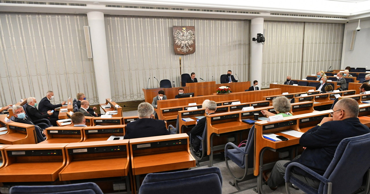 Senatorowie na sali obrad podczas posiedzenia Senatu /Piotr Nowak /PAP