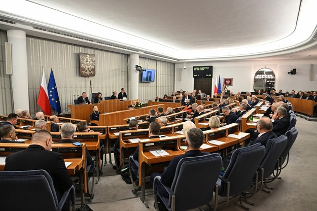 Senatorowie na sali obrad Senatu w Warszawie /Radek Pietruszka /PAP