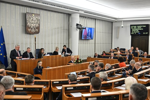Senatorowie na sali obrad Senatu w Warszawie /Radek Pietruszka /PAP