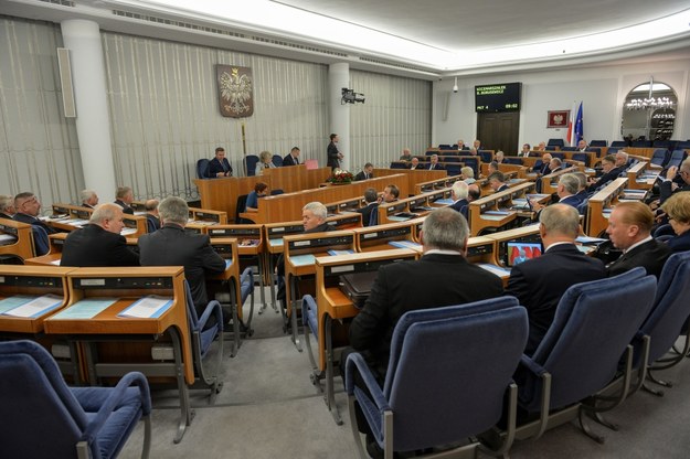 Senatorowie na sali obrad /Marcin Obara /PAP