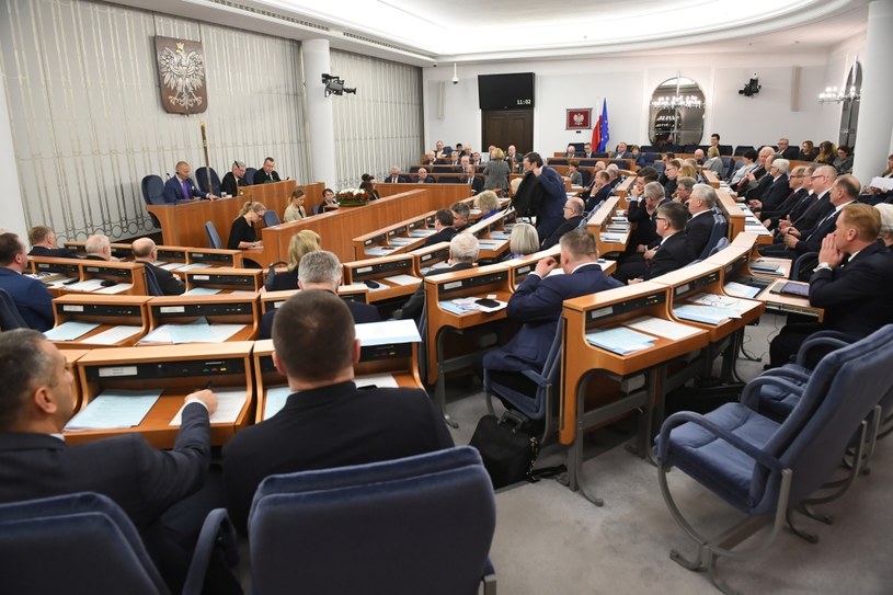 Senatorowie na sali obrad / 	Radek Pietruszka   /PAP