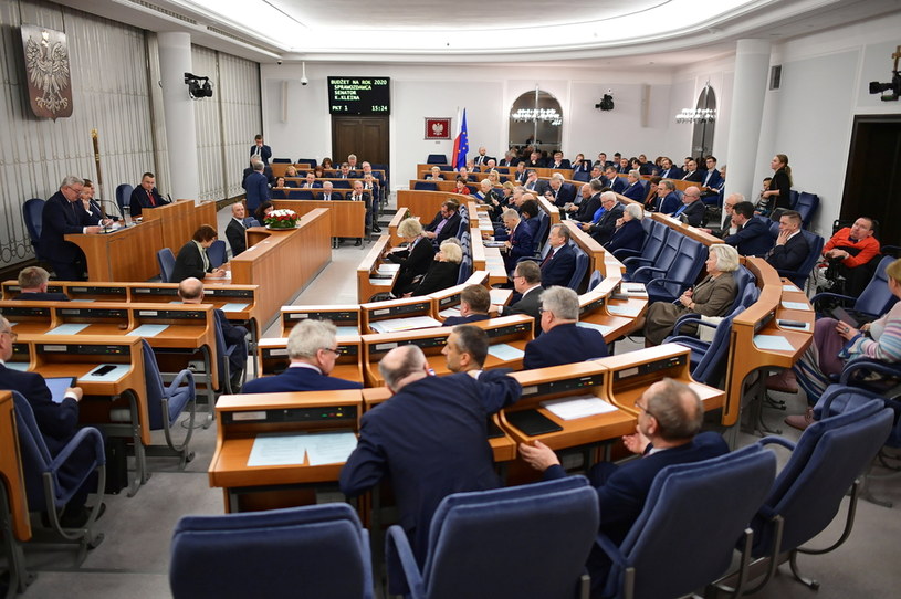 Senatorowie na sali obrad / 	Marcin Obara  /PAP