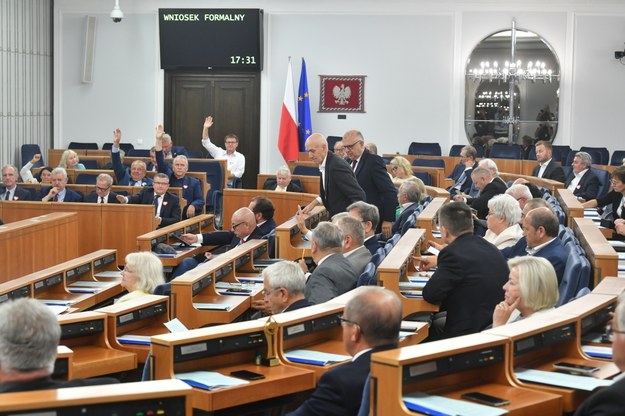 Senatorowie na sali obrad /Andrzej Lange /PAP