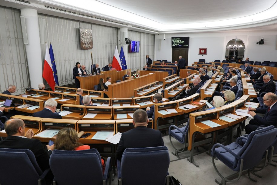 Senatorowie na sali obrad /Paweł Supernak /PAP