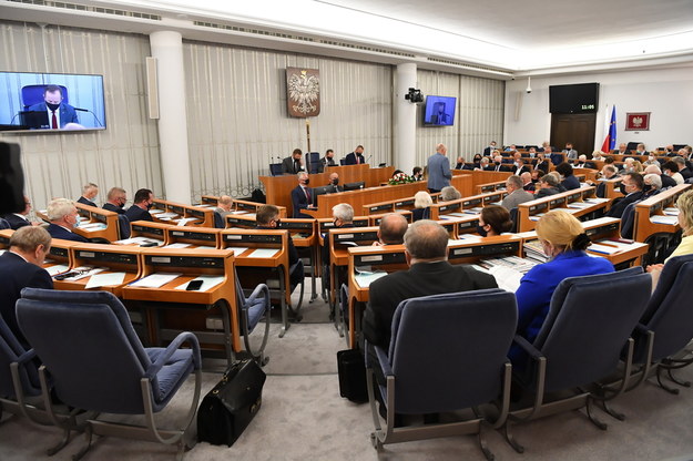 Senatorowie na sali plenarnej Senatu w Warszawie w pierwszym dniu posiedzenia wyższej izby parlamentu. /Piotr Nowak /PAP/EPA
