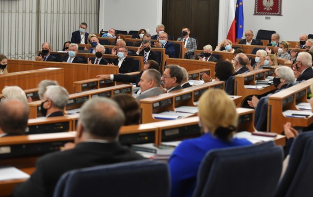 Senatorowie na sali plenarnej Senatu w Warszawie. /Piotr Nowak /PAP