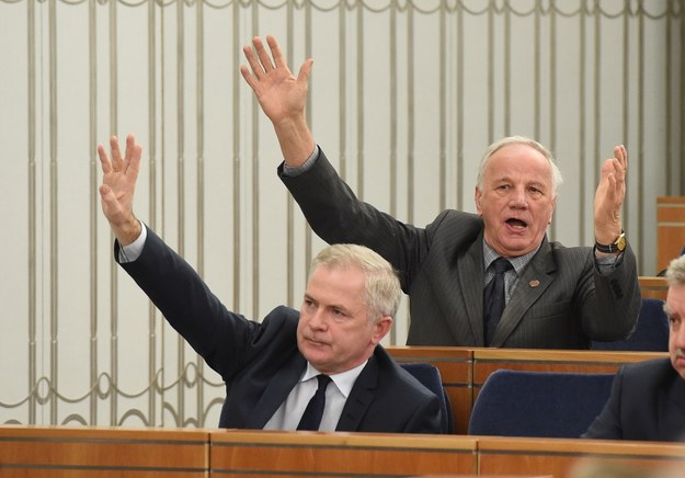 Senatorowie PO Jan Rulewski (góra) i Sławomir Rybicki (dół) podczas posiedzenia Senatu /Radek Pietruszka /PAP