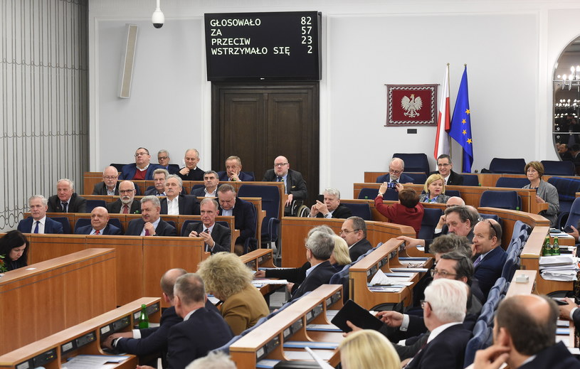 Senatorowie podczas głosowania w trakcie posiedzenia Senatu, gdzie w nocy z 31 stycznia na 1 lutego trwała debata nad nowelą ustawy o IPN /Radek Pietruszka /PAP