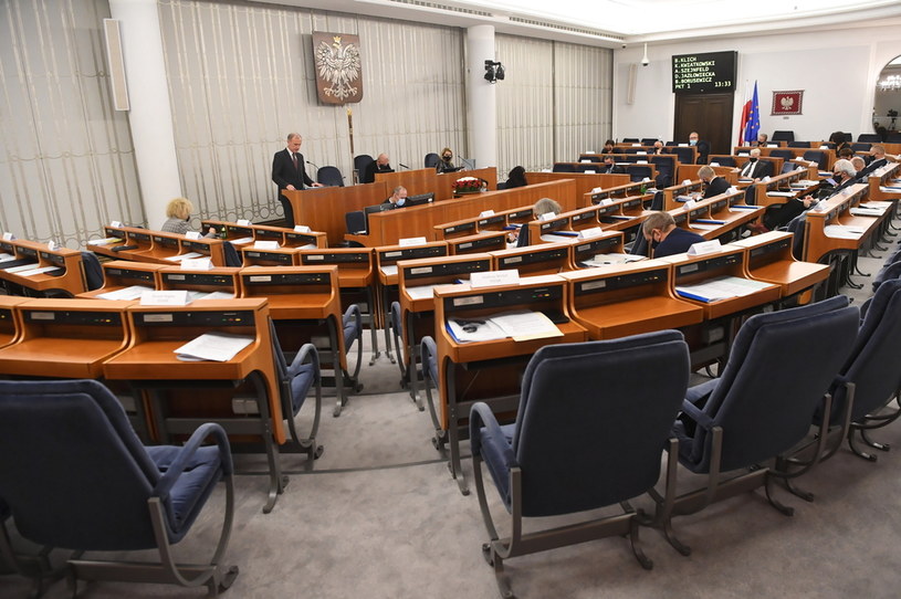 Senatorowie w sali obrad Senatu /Piotr Nowak /PAP