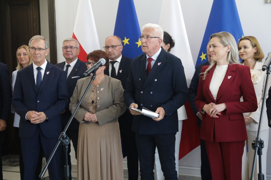 Senatorowie z koła „Niezależni i Samorządni” Zygmunt Frankiewicz (L) i Wadim Tyszkiewicz (2P) oraz burmistrz Cieszyna Gabriela Staszkiewicz (2L) i burmistrz Hrubieszowa Marta Majewska (P) /Tomasz Gzell /PAP