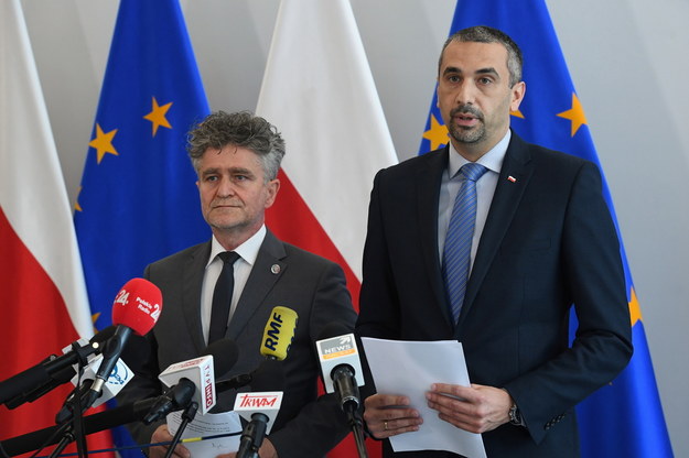 Senatowie PiS Marek Pęk (po prawej) i Krzysztof Słoń podczas konferencji prasowej / 	Radek Pietruszka   /PAP
