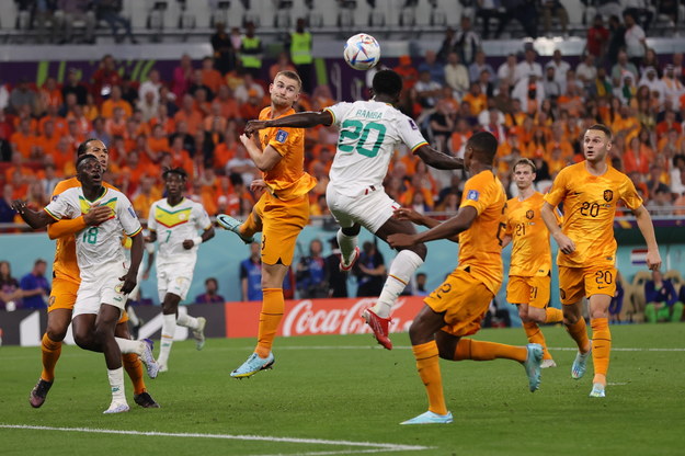Senegalczyk Bamba Dieng oddaje strzał głową podczas meczu z Holandią /Abedin Taherkenareh   /PAP/EPA