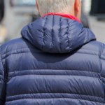 Senior dostał cios pod galerią handlową. Aż wypadł mu aparat słuchowy