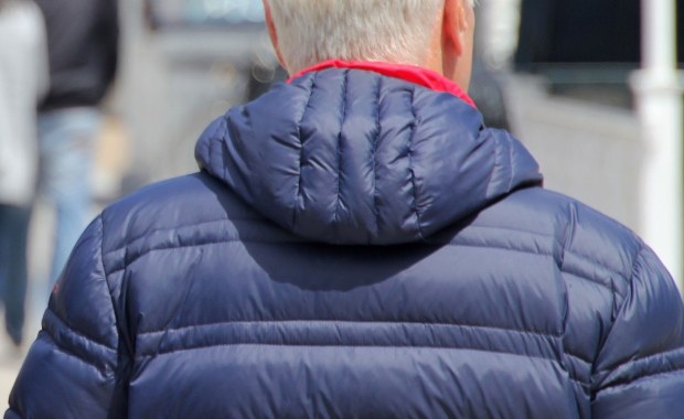 Senior dostał cios pod galerią handlową. Aż wypadł mu aparat słuchowy