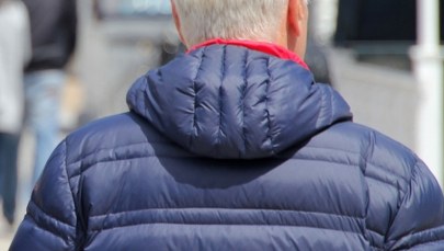 Senior dostał cios pod galerią handlową. Aż wypadł mu aparat słuchowy