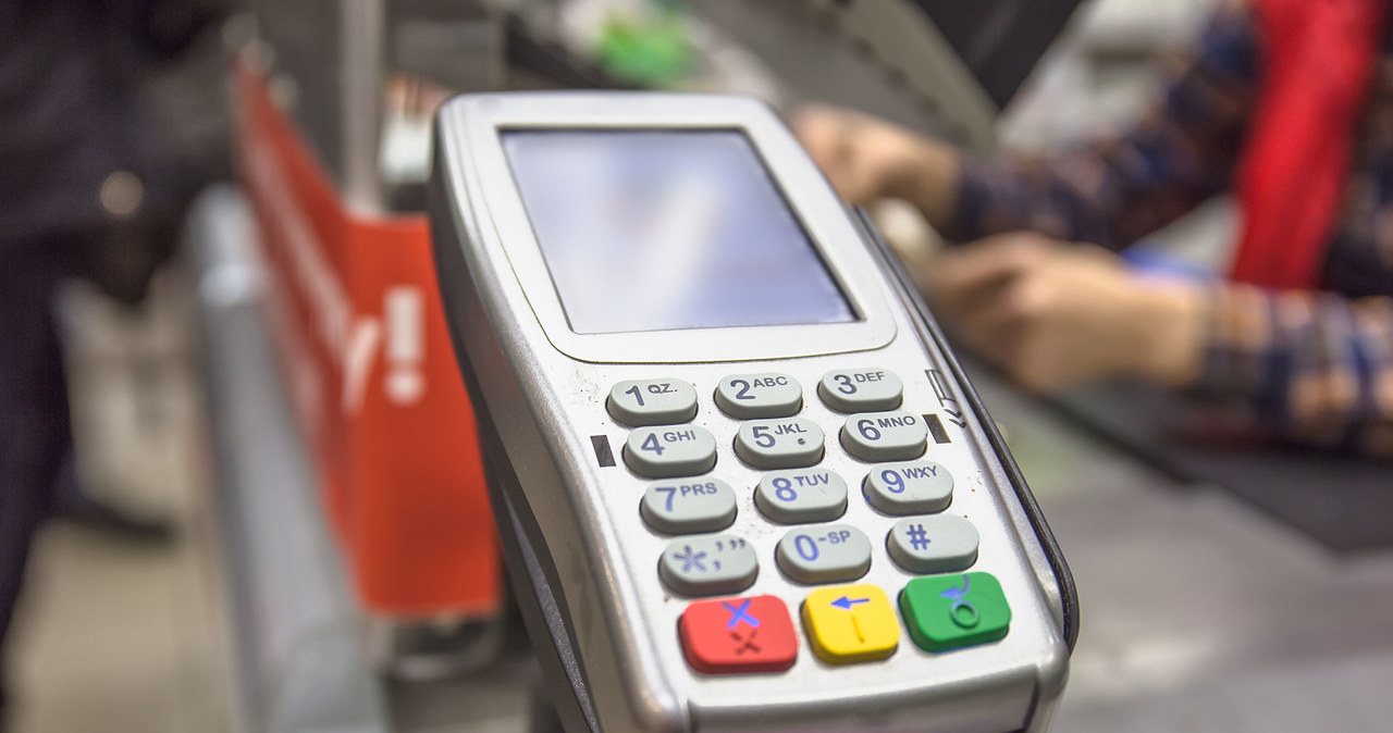 Senior ruszył na kasjerkę z bronią w ręku. Bo terminal odrzucił transakcję. /123RF/PICSEL