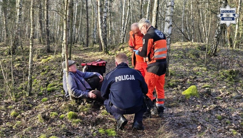 Senior spędził noc w lesie. Uratowany dzięki niezwykłemu zbiegowi okoliczności