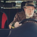 Senior za kółkiem. Za co można stracić prawo jazdy po 65. roku życia?