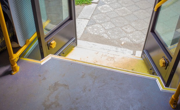 Senior zginął po przytrzaśnięciu drzwiami. Kierowca autobusu usłyszał wyrok