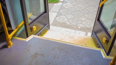 Senior zginął po przytrzaśnięciu drzwiami. Kierowca autobusu usłyszał wyrok