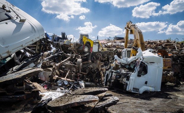 Senior zmiażdżony przez dźwig. Tragedia na złomowisku