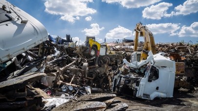 Senior zmiażdżony przez dźwig. Tragedia na złomowisku