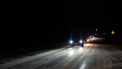 Seniorka szła wzdłuż ruchliwej drogi krajowej