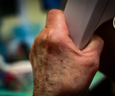 Seniorka uwierzyła w wypadek wnuka. Zawiesiła biżuterię na płocie