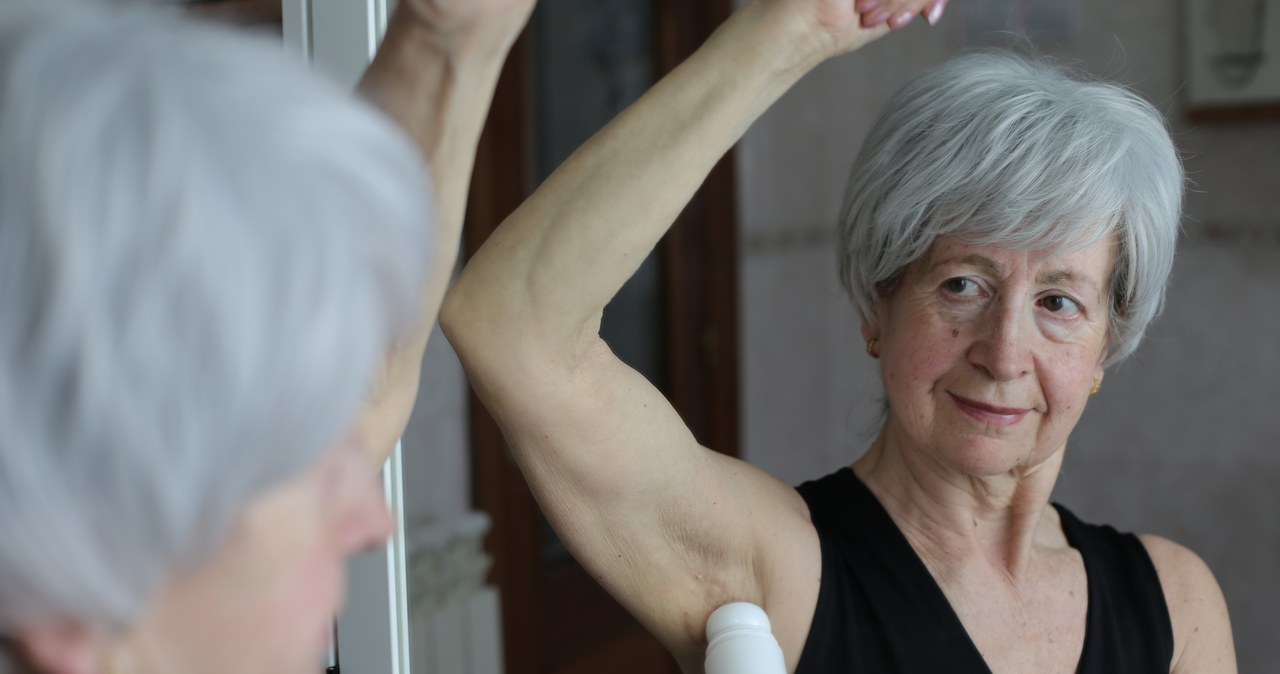 Seniorka używająca antyperspirantu /123RF/PICSEL