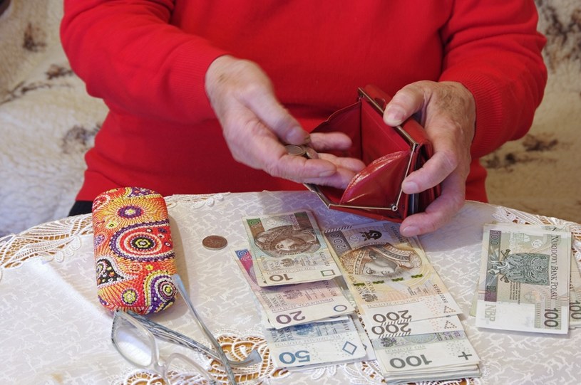 Seniorka zamiast 13 tys. zł odzyskała od "uzdrowicielki" jedynie 4 800 zł /Marek BAZAK/East News /East News