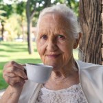 Seniorze, pij 2 szklanki w tygodniu. Pęcherz będzie pracować jak zegarek