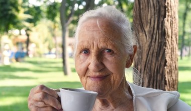 Seniorze, pij 2 szklanki w tygodniu. Pęcherz będzie pracować jak zegarek