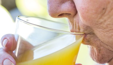 Seniorze, pij ten napój. Będziesz mieć kości jak ze stali