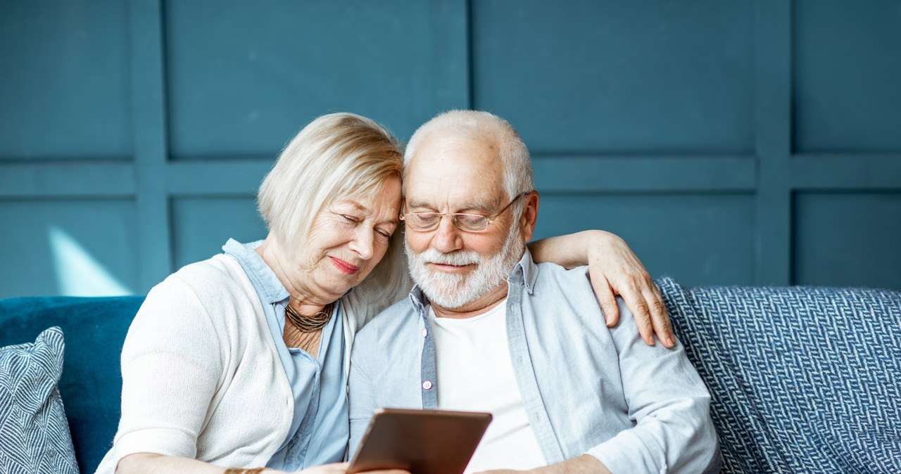 Seniorzy coraz chętniej wyjeżdżają na zagraniczne wakacje. Biura podróży oferują im tańsze pakiety /123RF/PICSEL