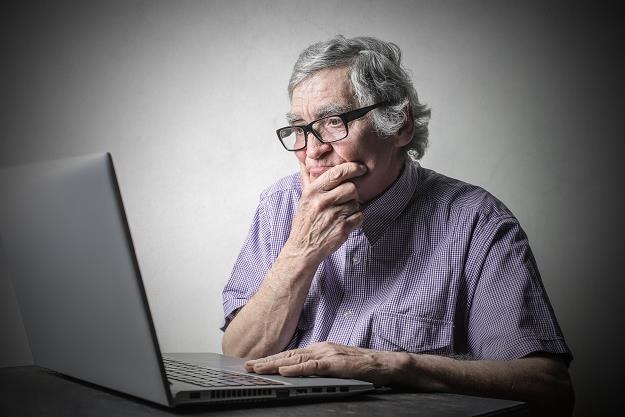 Seniorzy coraz częściej korzystają z internetu /&copy;123RF/PICSEL