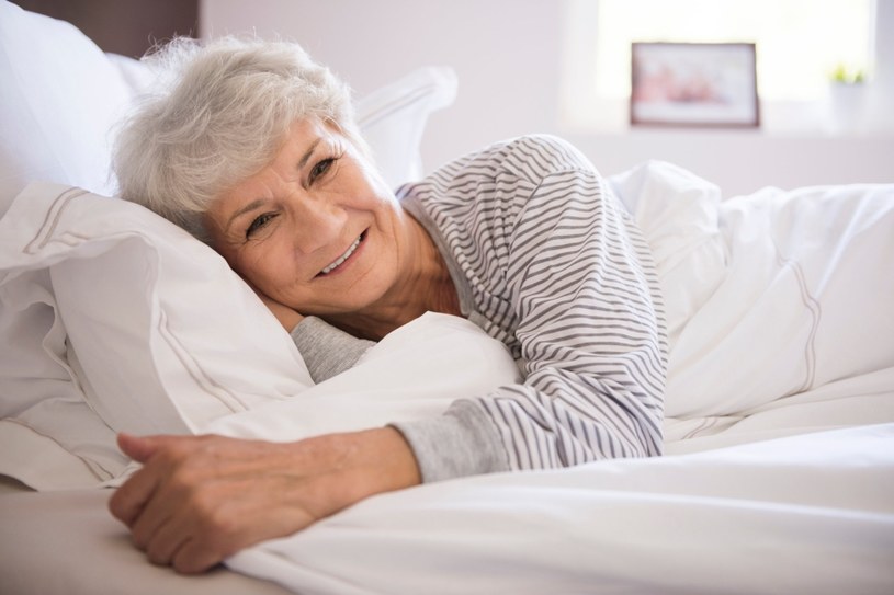 Seniorzy często skarżą się na problemy z zasypianiem, wybudzeniami i sennością w ciągu dnia /123RF/PICSEL