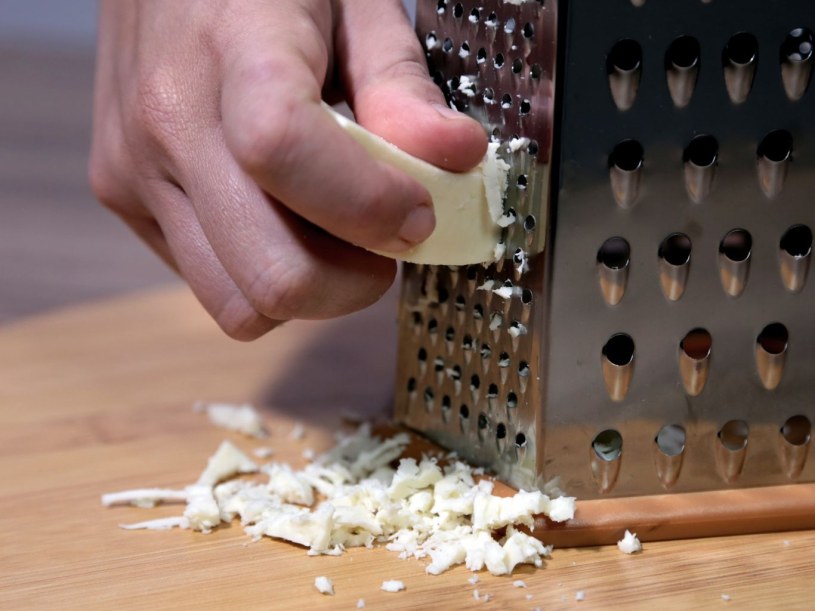 Seniorzy i pracujący fizycznie powinni jeść regularnie. Ma więcej wapnia i witaminy B niż zwykły ser