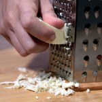 Seniorzy i pracujący fizycznie powinni jeść regularnie. Ma więcej wapnia i witaminy B niż zwykły ser