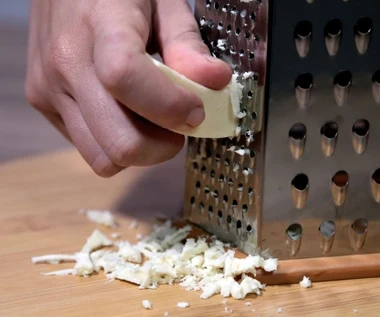 Seniorzy i pracujący fizycznie powinni jeść regularnie. Ma więcej wapnia i witaminy B niż zwykły ser