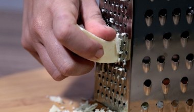 Seniorzy i pracujący fizycznie powinni jeść regularnie. Ma więcej wapnia i witaminy B niż zwykły ser