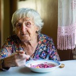 Seniorzy jak ognia powinni unikać tego w diecie. Zwiększają ryzyko chorób i skracają życie