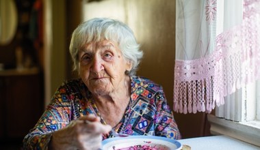 Seniorzy jak ognia powinni unikać tego w diecie. Zwiększają ryzyko chorób i skracają życie
